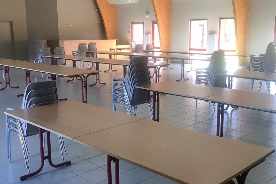 Salle polyvalente avec tables et chaises