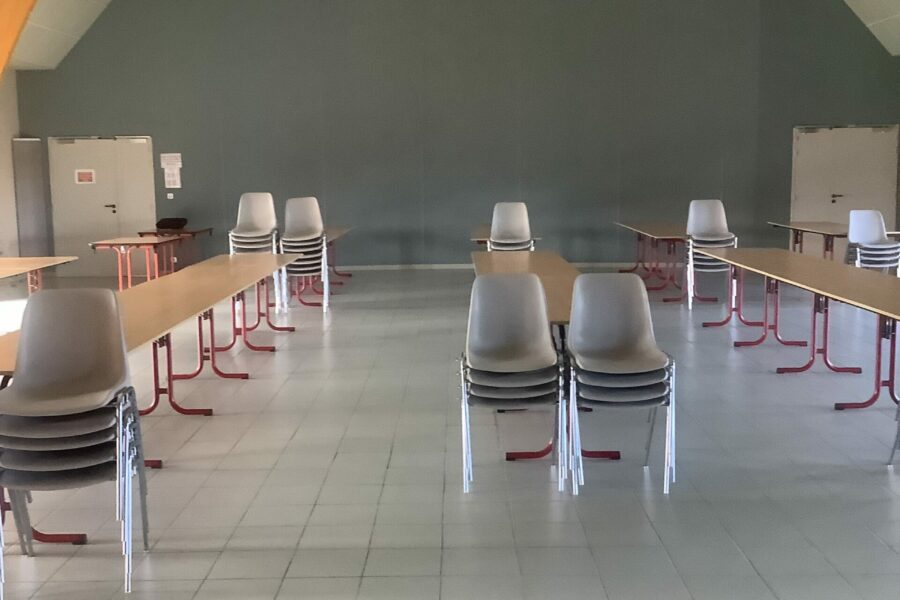 Salle polyvalente avec tables et chaises